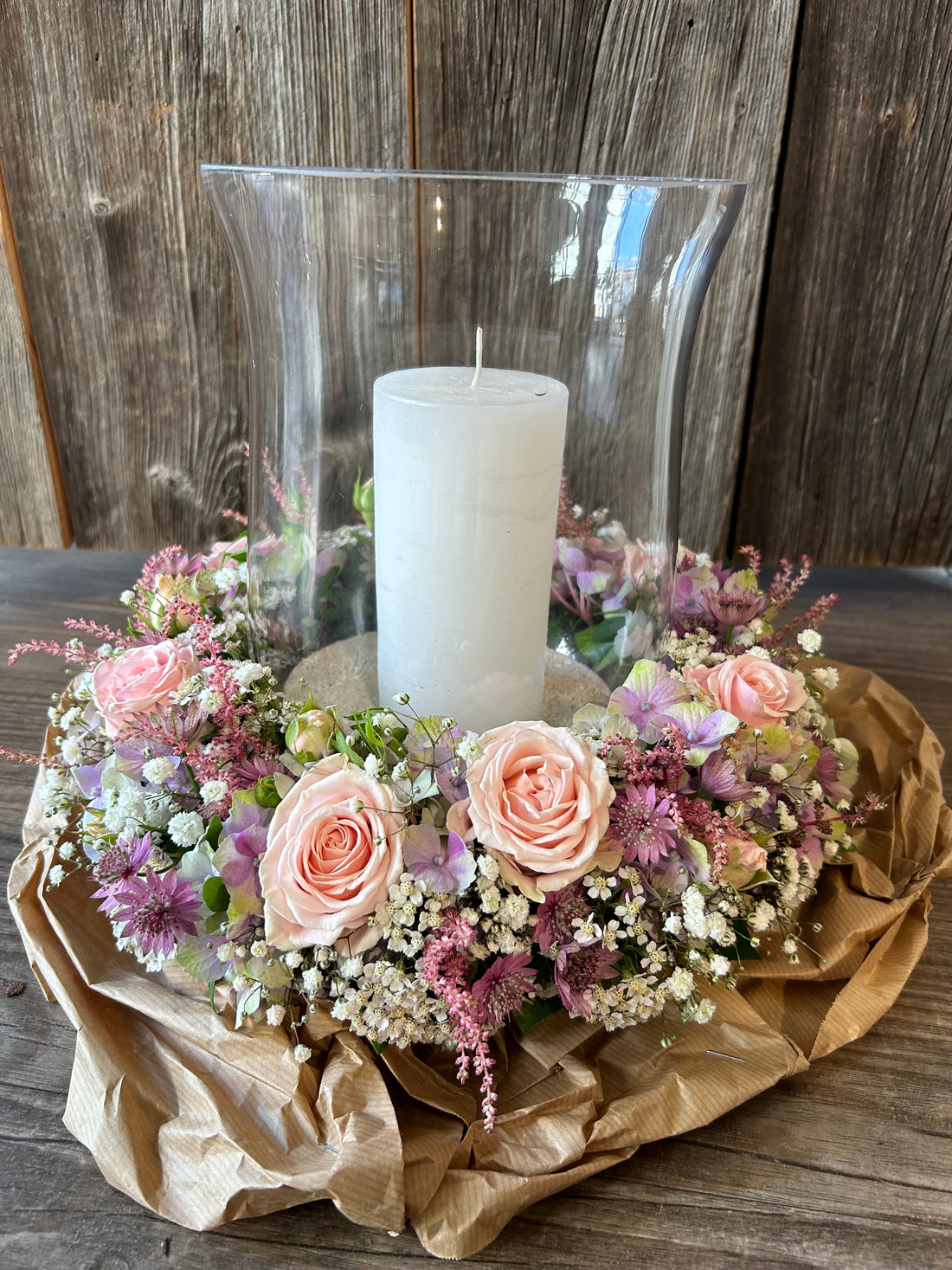 Blumenkranz mit Kerzenglas