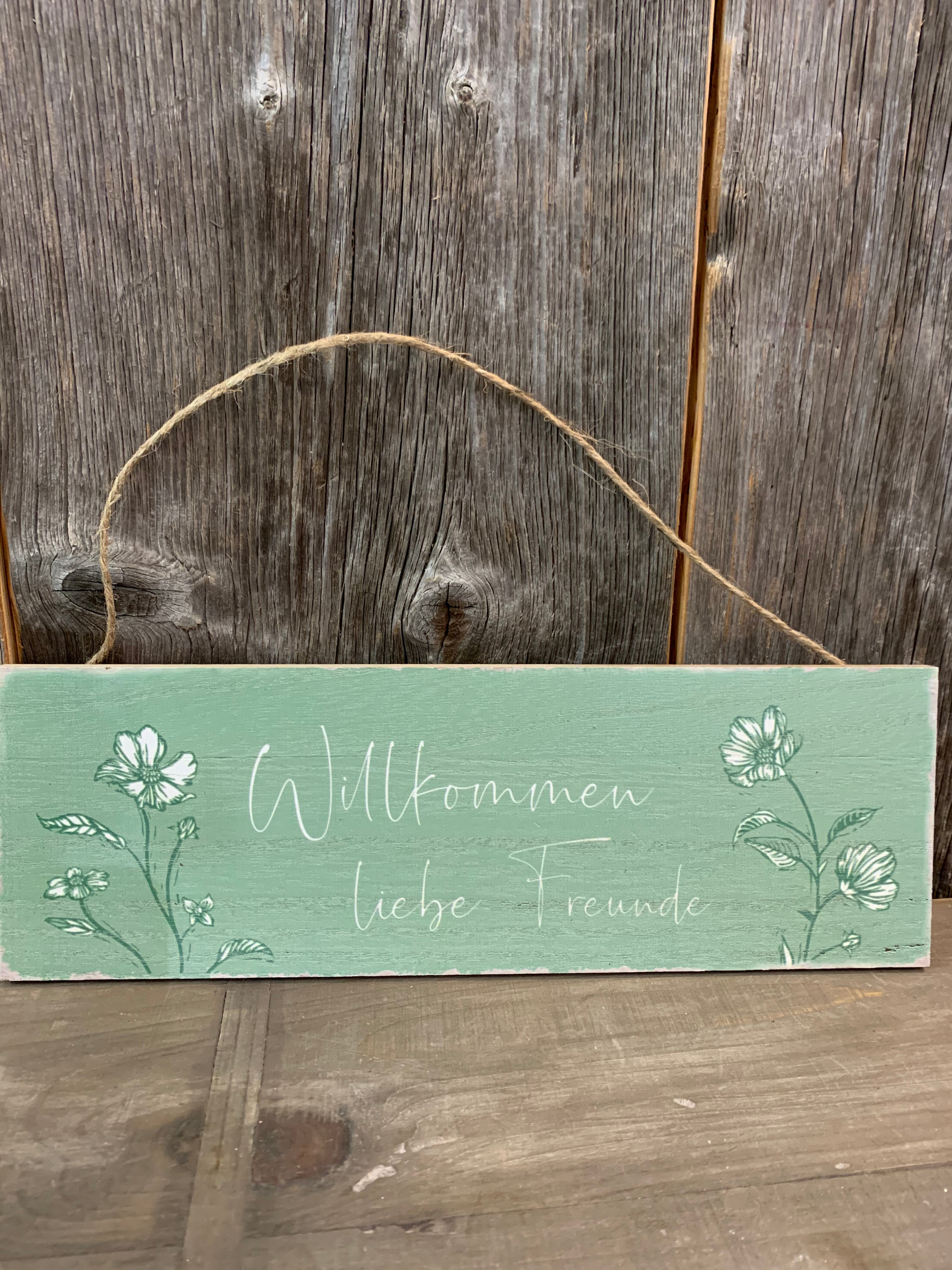 Schild "Willkommen liebe Freunde"