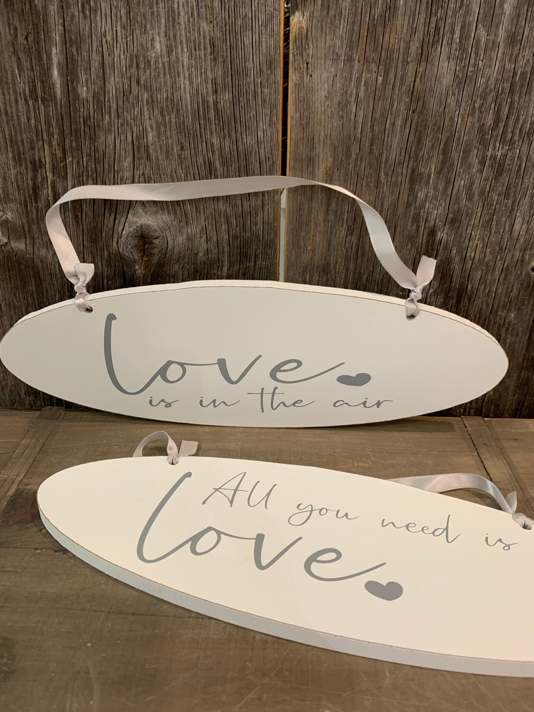 Schild "All you need is love"