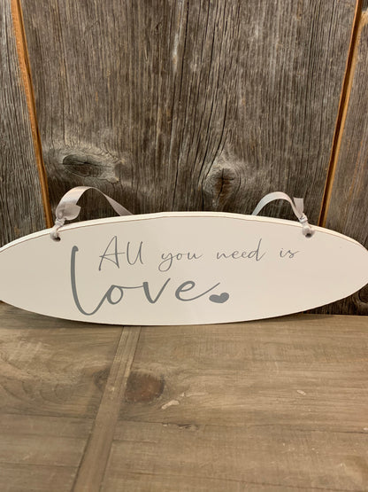 Schild &quot;All you need is love&quot;