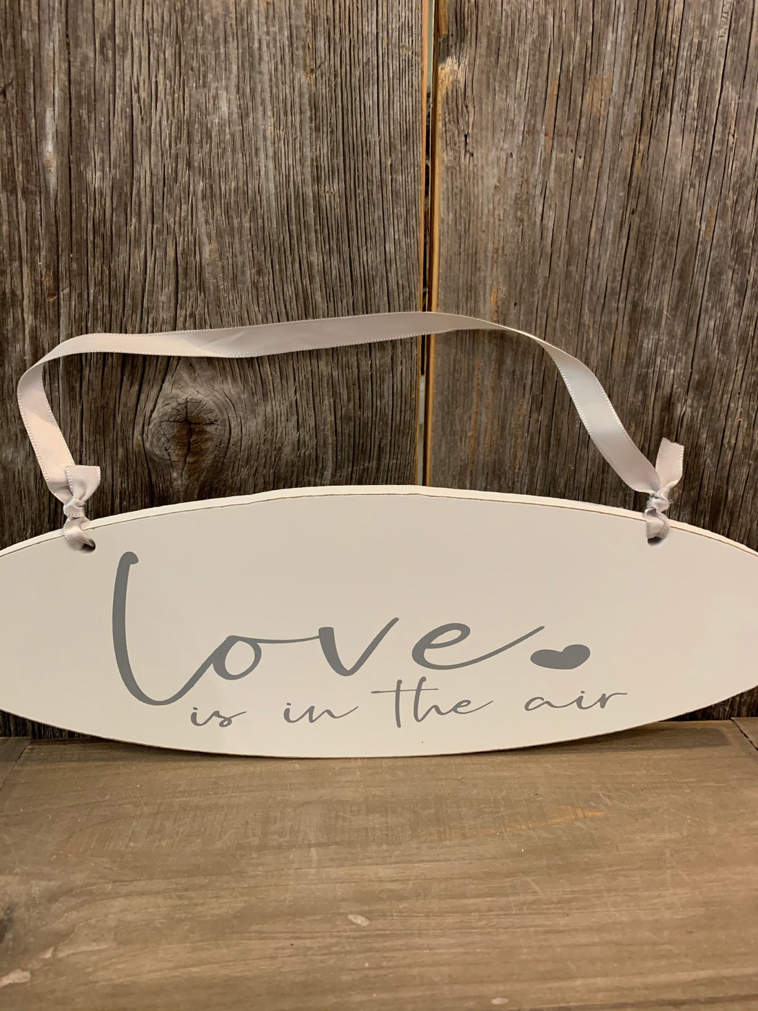 Schild "Love is in the air"